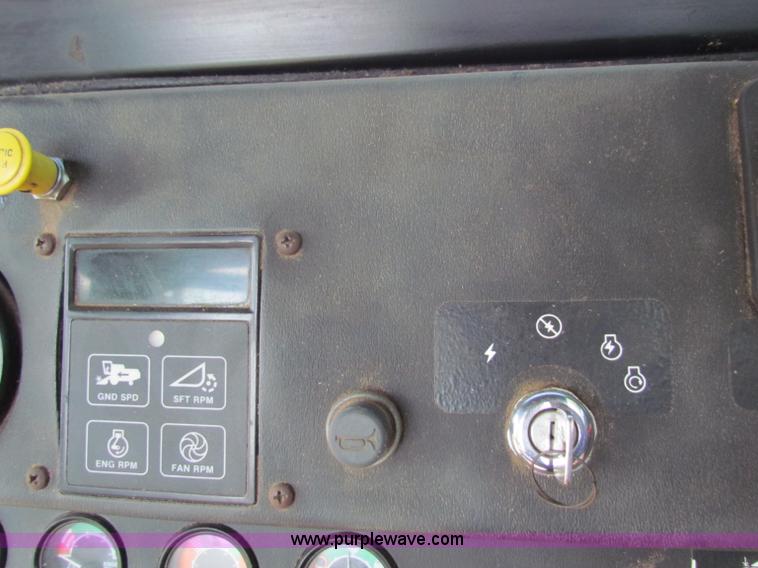 image for item B7232 1981 John Deere 7720 combine