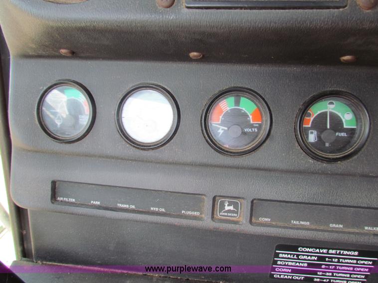 image for item B7232 1981 John Deere 7720 combine