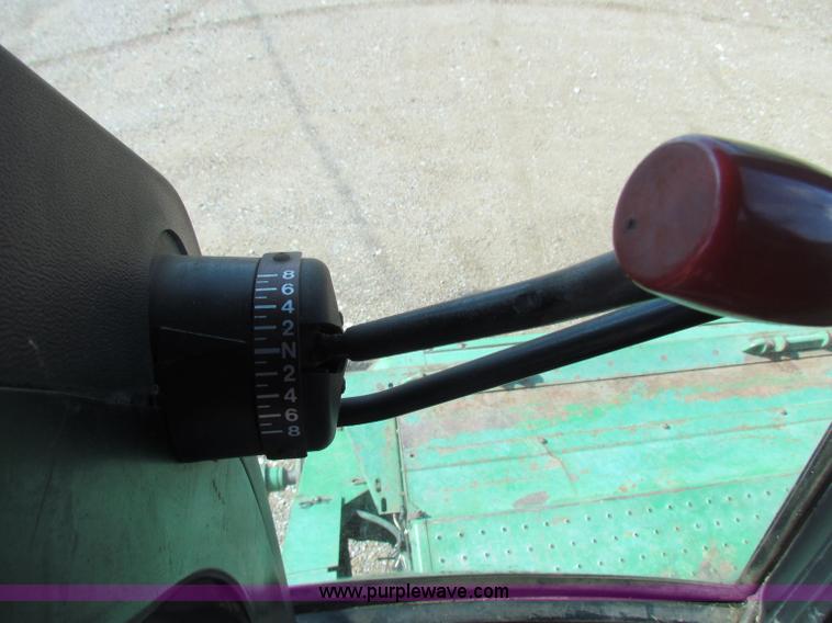 image for item B7232 1981 John Deere 7720 combine