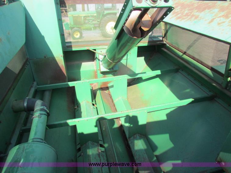 image for item B7232 1981 John Deere 7720 combine