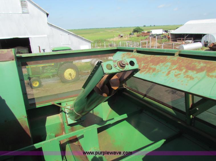 image for item B7232 1981 John Deere 7720 combine