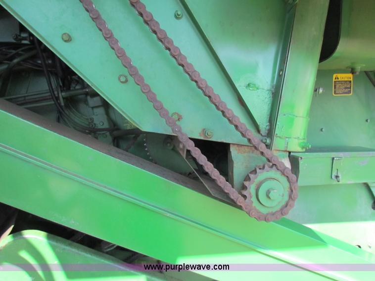 image for item B7232 1981 John Deere 7720 combine