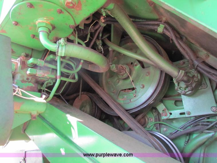 image for item B7232 1981 John Deere 7720 combine