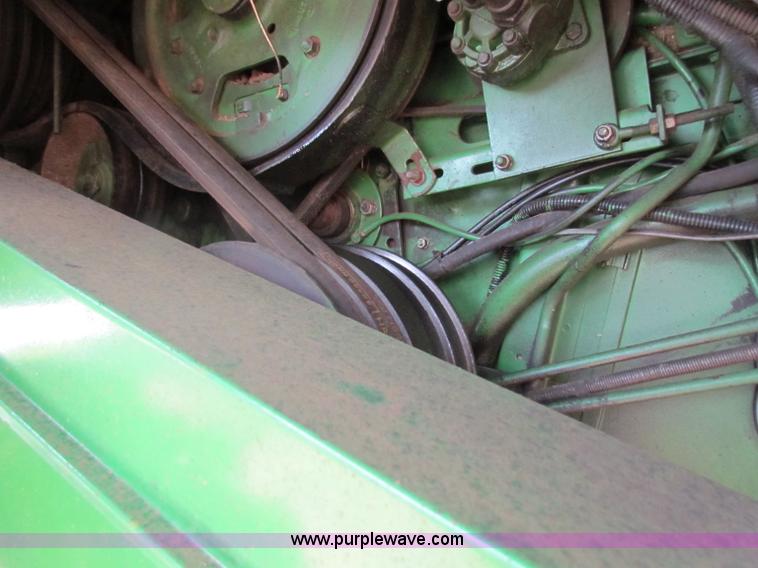 image for item B7232 1981 John Deere 7720 combine