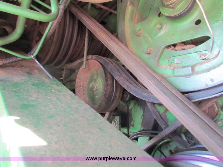 image for item B7232 1981 John Deere 7720 combine