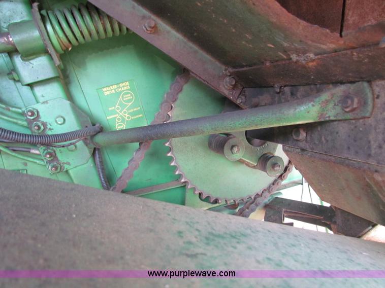 image for item B7232 1981 John Deere 7720 combine