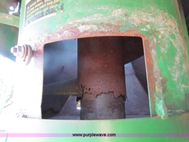 image for item B7232 1981 John Deere 7720 combine