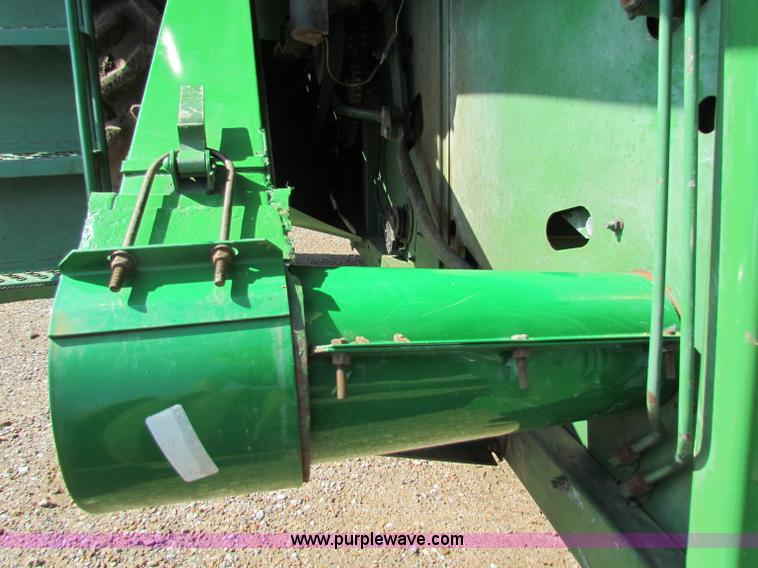 image for item B7232 1981 John Deere 7720 combine