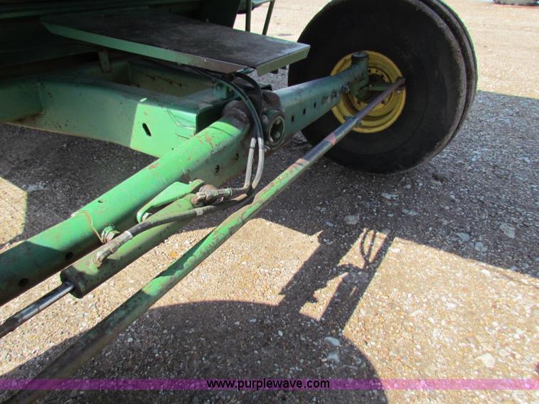 image for item B7232 1981 John Deere 7720 combine