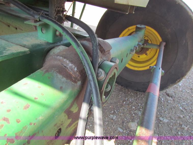 image for item B7232 1981 John Deere 7720 combine