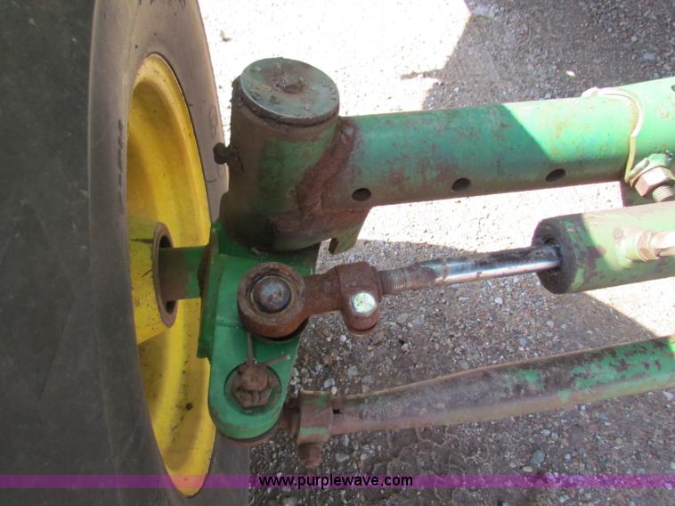 image for item B7232 1981 John Deere 7720 combine