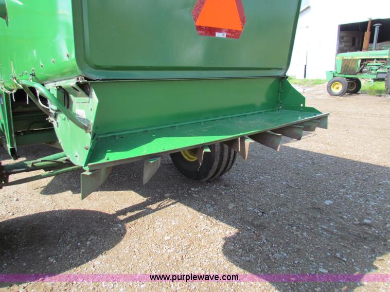 image for item B7232 1981 John Deere 7720 combine