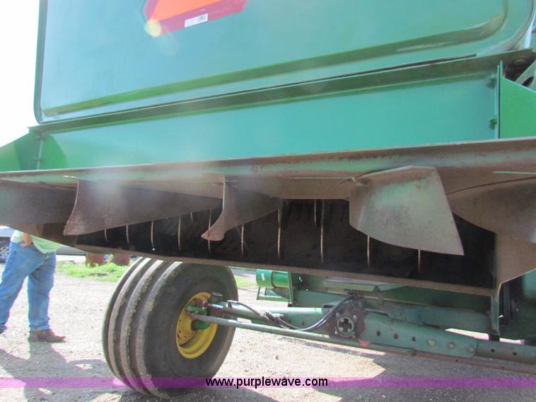 image for item B7232 1981 John Deere 7720 combine