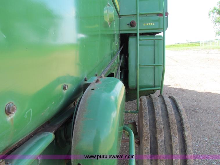 image for item B7232 1981 John Deere 7720 combine