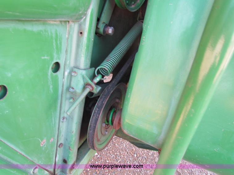 image for item B7232 1981 John Deere 7720 combine