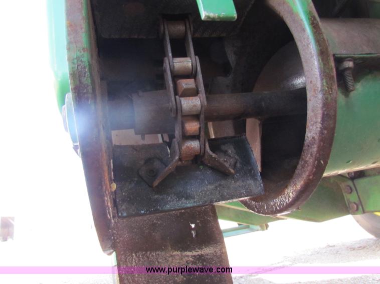 image for item B7232 1981 John Deere 7720 combine