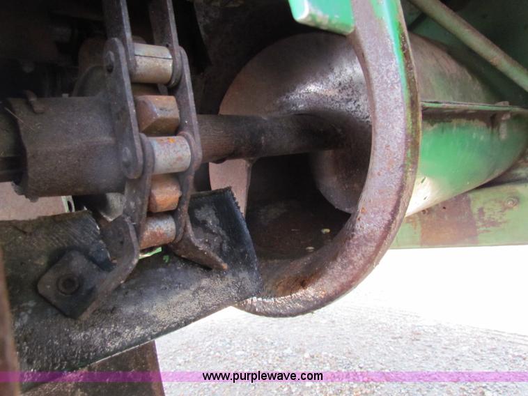 image for item B7232 1981 John Deere 7720 combine