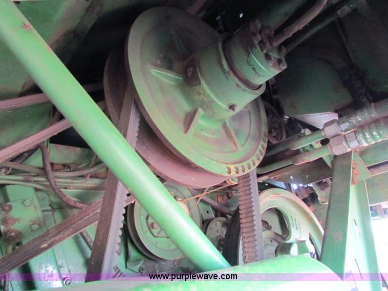image for item B7232 1981 John Deere 7720 combine