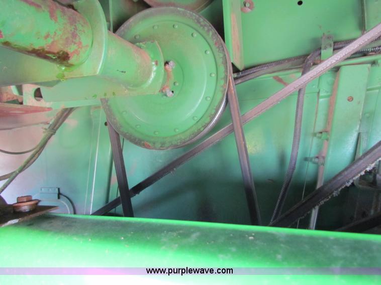 image for item B7232 1981 John Deere 7720 combine