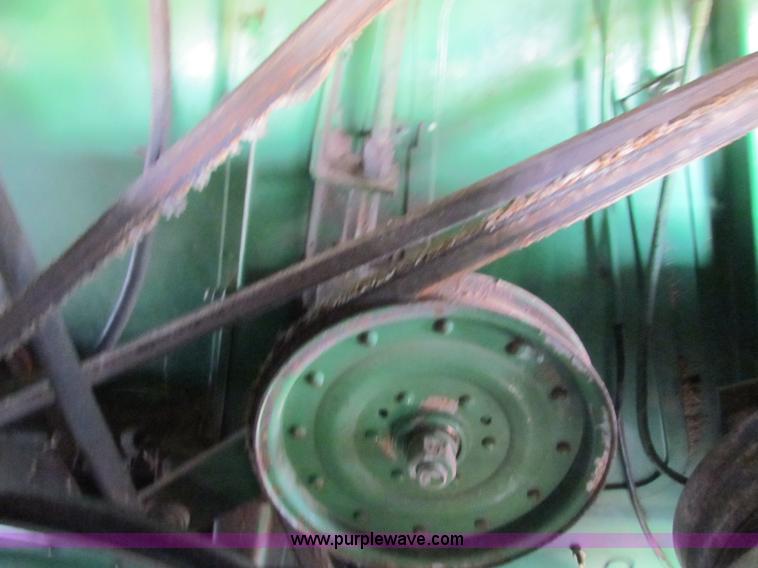 image for item B7232 1981 John Deere 7720 combine