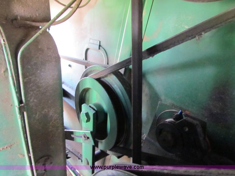 image for item B7232 1981 John Deere 7720 combine