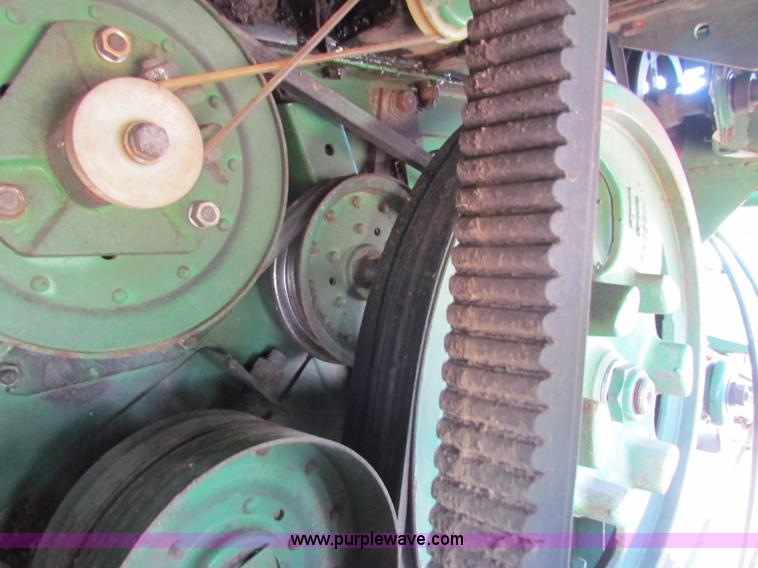 image for item B7232 1981 John Deere 7720 combine