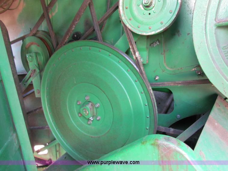 image for item B7232 1981 John Deere 7720 combine