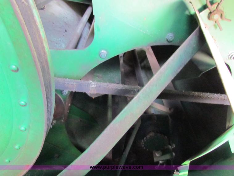 image for item B7232 1981 John Deere 7720 combine