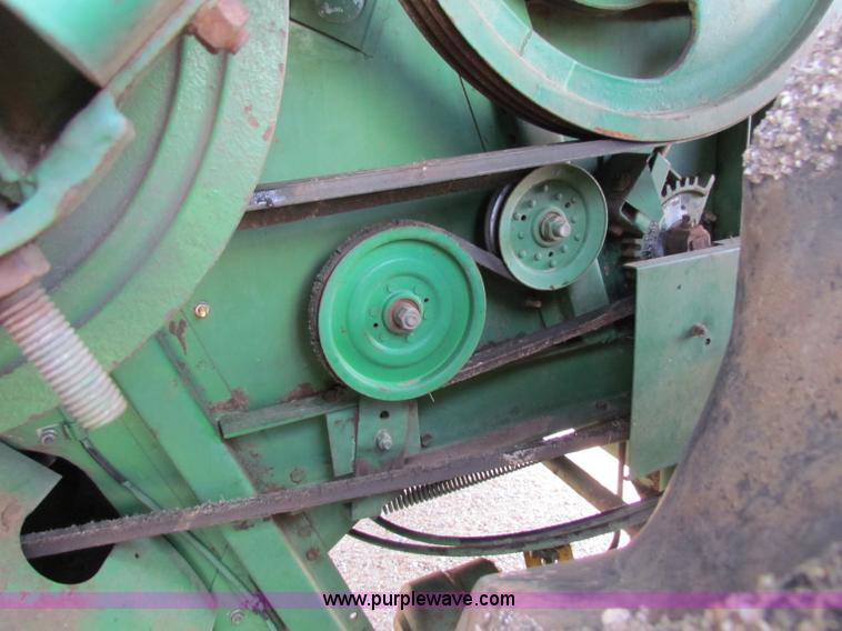 image for item B7232 1981 John Deere 7720 combine