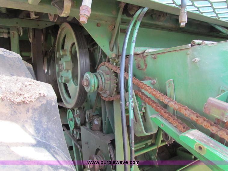 image for item B7232 1981 John Deere 7720 combine