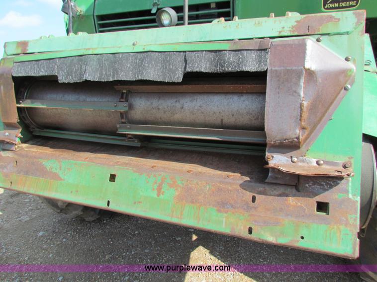 image for item B7232 1981 John Deere 7720 combine