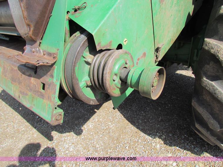 image for item B7232 1981 John Deere 7720 combine