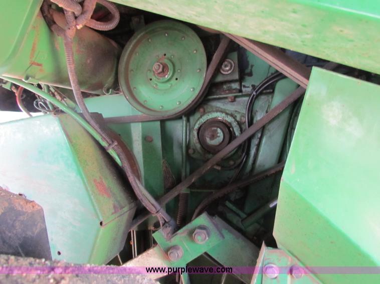 image for item B7232 1981 John Deere 7720 combine