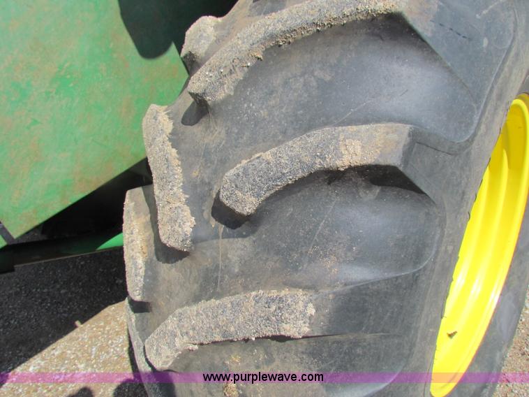 image for item B7232 1981 John Deere 7720 combine