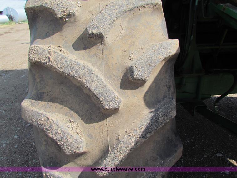 image for item B7232 1981 John Deere 7720 combine