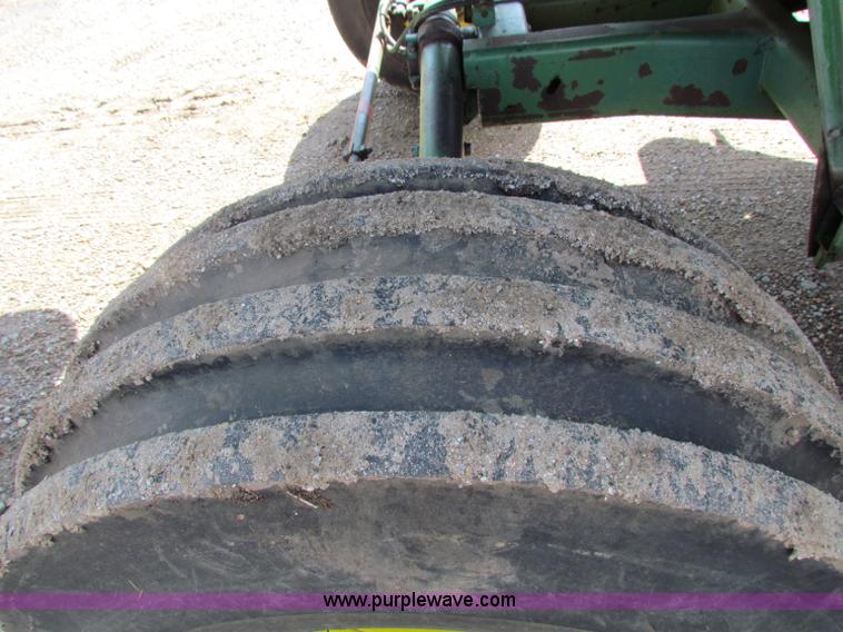 image for item B7232 1981 John Deere 7720 combine