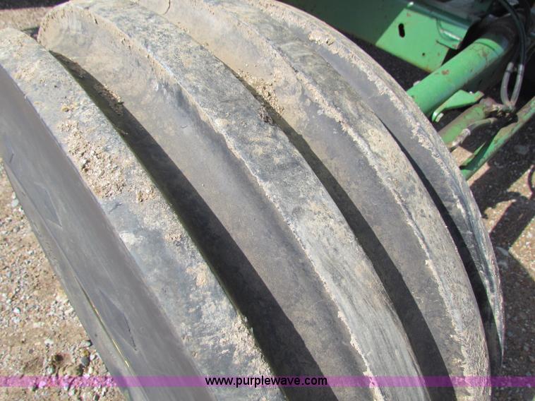 image for item B7232 1981 John Deere 7720 combine