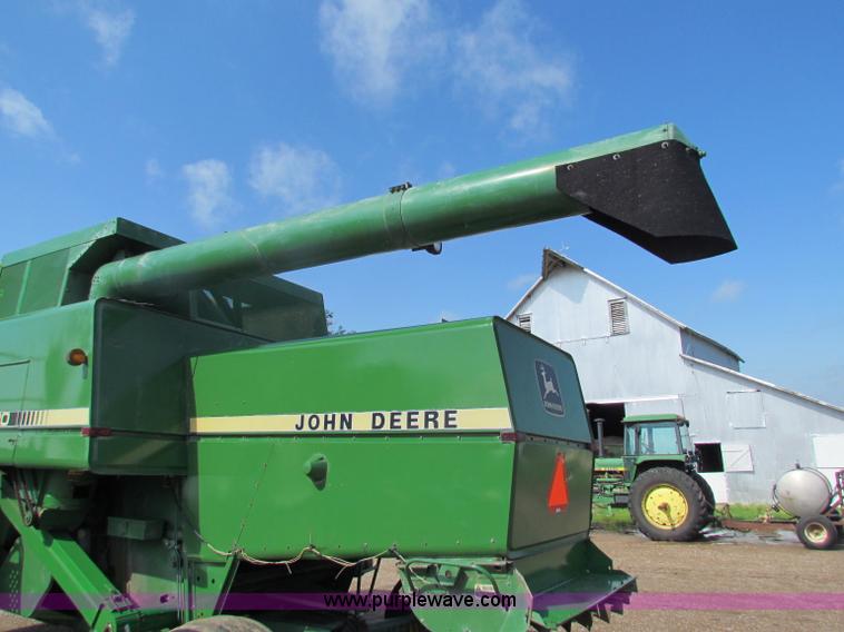 image for item B7232 1981 John Deere 7720 combine