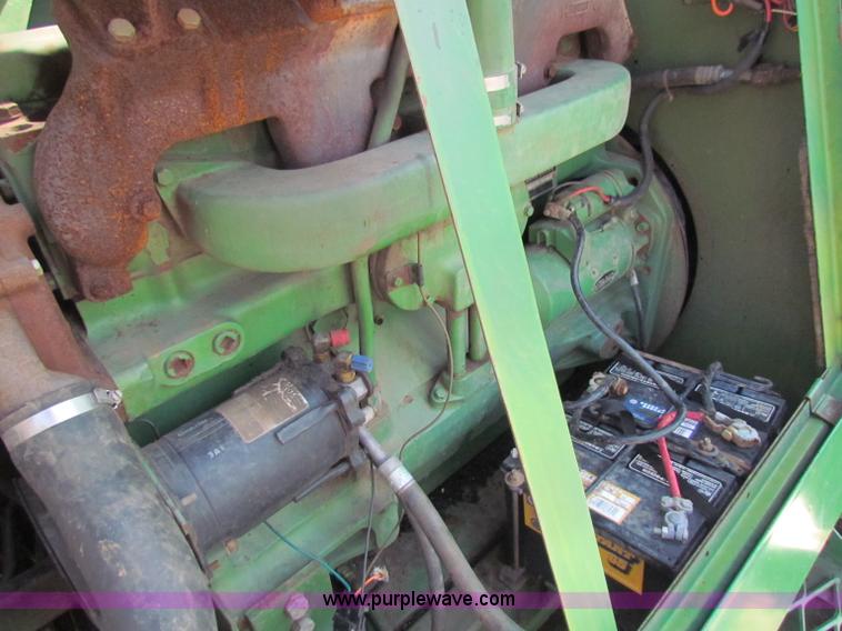 image for item B7232 1981 John Deere 7720 combine