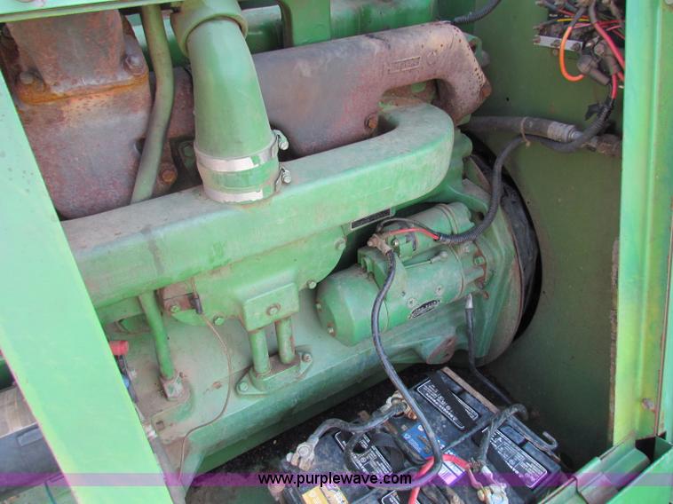 image for item B7232 1981 John Deere 7720 combine