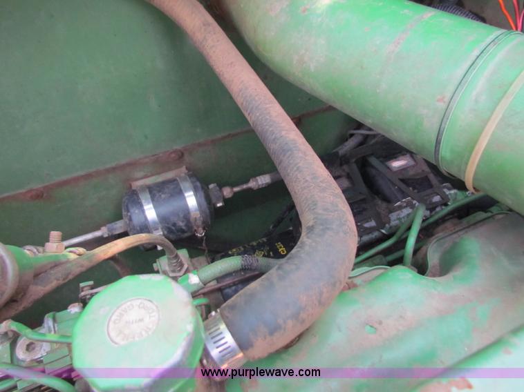 image for item B7232 1981 John Deere 7720 combine
