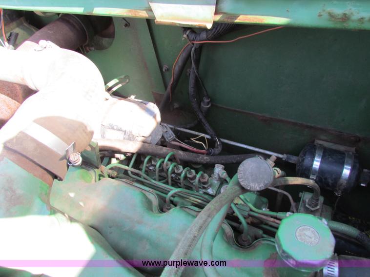 image for item B7232 1981 John Deere 7720 combine