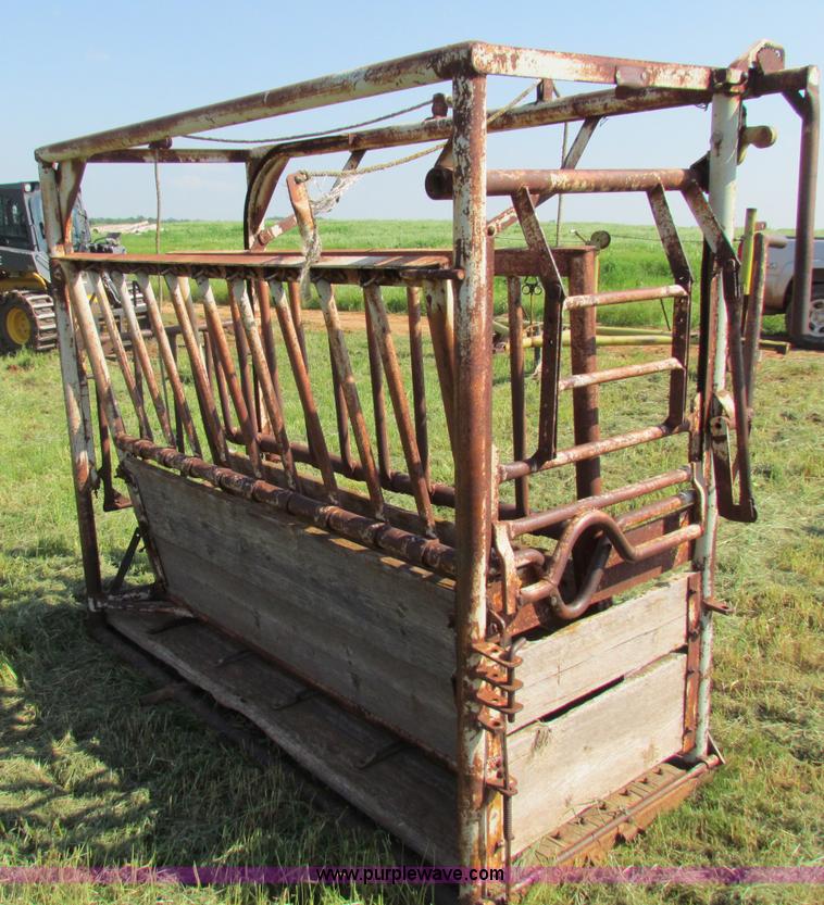 WW cattle squeeze chute in Hardtner, KS Item B7241 sold Purple Wave