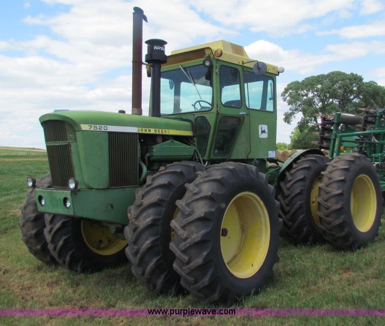 image for item B7256 John Deere 7520 tractor