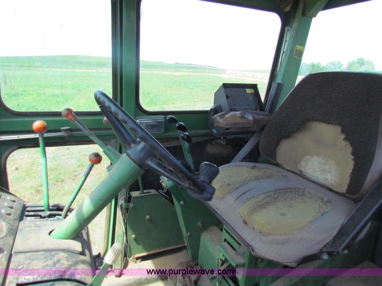 image for item B7256 John Deere 7520 tractor