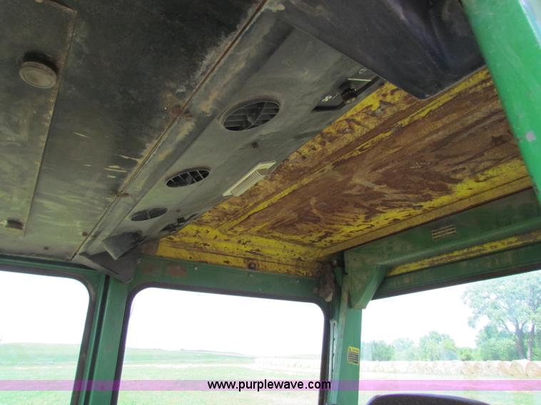 image for item B7256 John Deere 7520 tractor