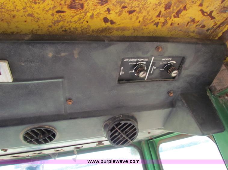 image for item B7256 John Deere 7520 tractor