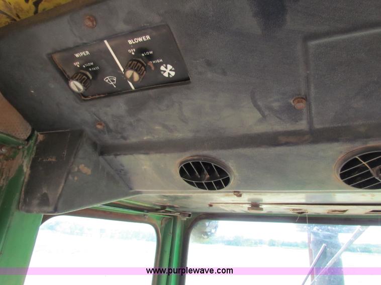 image for item B7256 John Deere 7520 tractor