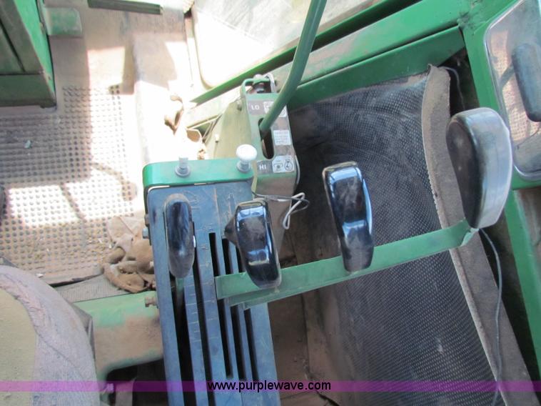 image for item B7256 John Deere 7520 tractor