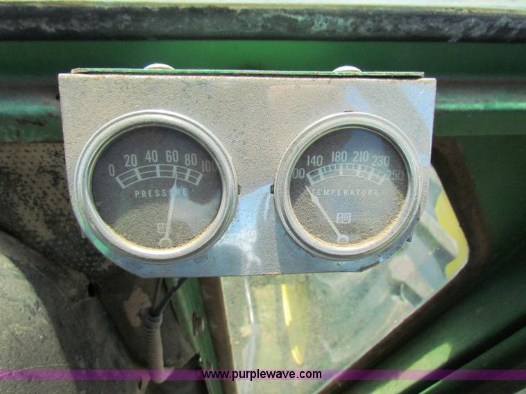 image for item B7256 John Deere 7520 tractor